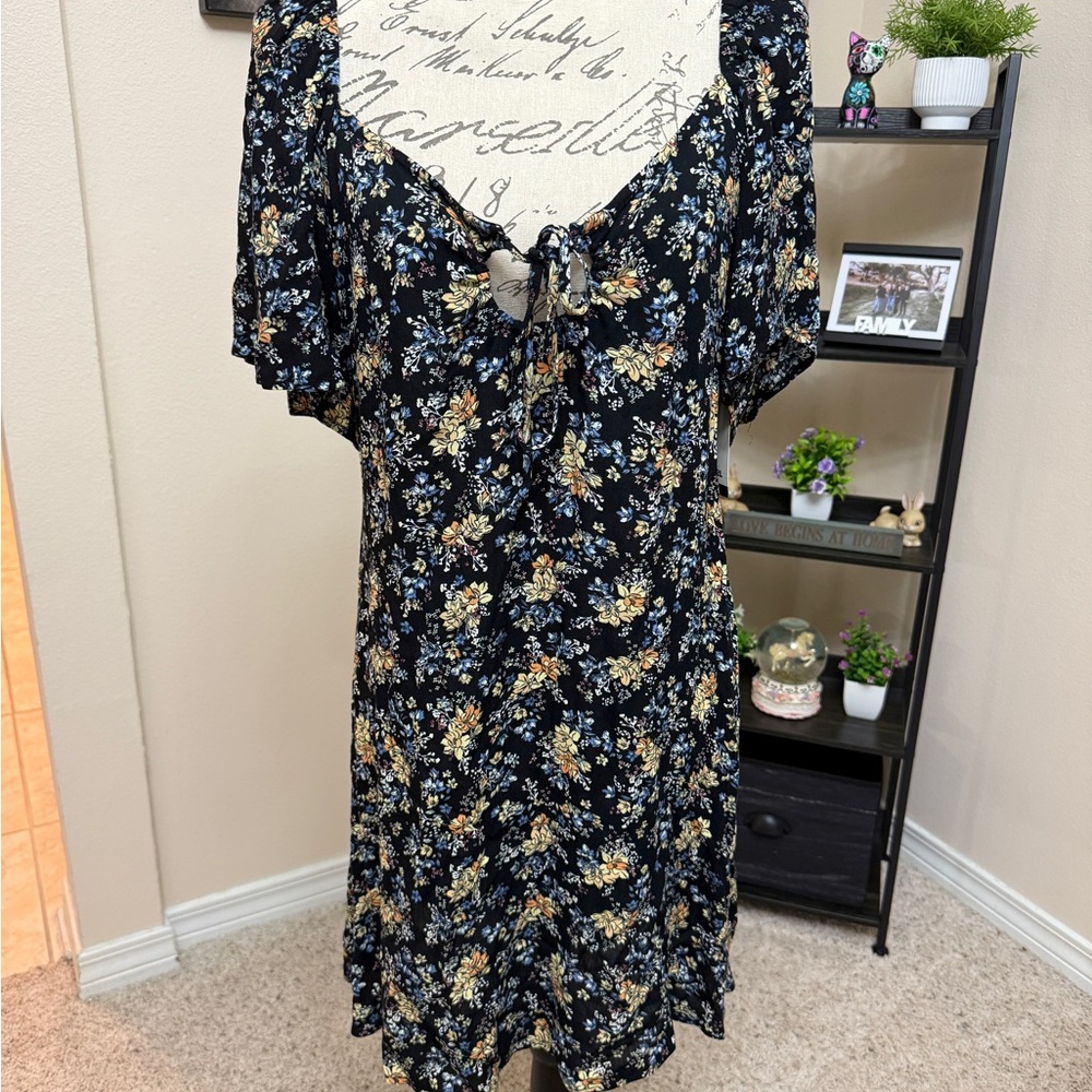 NWT Rip Curl Floral Black Dress Size Small